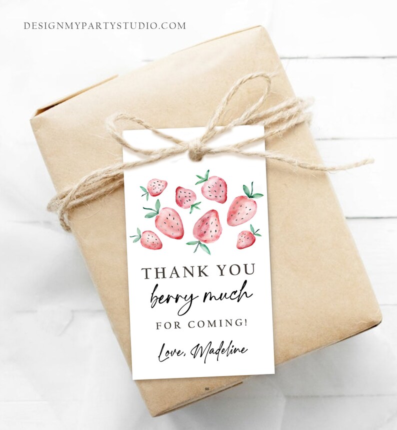 Peut inclure: Un cadeau emball&eacute; dans du papier brun, orn&eacute; d'un n&oelig;ud en ficelle. Une &eacute;tiquette blanche pr&eacute;sente des fraises &agrave; l'aquarelle et le texte "THANK YOU berry much FOR COMING! Love, Madeline."