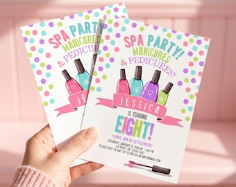 Puede incluir: Una tarjeta de invitación rectangular blanca con lunares de colores e ilustraciones de frascos de esmalte de uñas. El texto dice SPA PARTY! MANICURES & PEDICURES! JESSICA IS TURNING EIGHT! junto con detalles del evento y un pincel de esmalte.