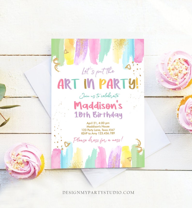 K&ouml;nnte beinhalten: Eine farbenfrohe Einladung mit einem Aquarellhintergrund und goldenen Glitzerakzenten. Der Text lautet "Let's put the ART IN PARTY!" und enth&auml;lt Details f&uuml;r eine 10. Geburtstagsfeier.