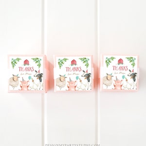 K&ouml;nnte beinhalten: Drei rosa Geschenkboxen mit einem Bauernhof-Motiv. Jede Box hat einen wei&szlig;en Aufkleber mit einem roten Stall, gr&uuml;nen Bl&auml;ttern und einem Schwein, einem Schaf, einer Kuh und einer Gans. Der Text auf dem Aufkleber lautet "DANKE Love, Mason".