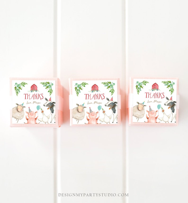 K&ouml;nnte beinhalten: Drei rosa Geschenkboxen mit einem Bauernhof-Motiv. Jede Box hat einen wei&szlig;en Aufkleber mit einem roten Stall, gr&uuml;nen Bl&auml;ttern und einem Schwein, einem Schaf, einer Kuh und einer Gans. Der Text auf dem Aufkleber lautet "DANKE Love, Mason".