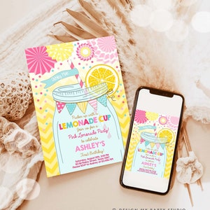 Pode incluir: Um convite rosa e amarelo para uma festa de primeiro anivers&aacute;rio com tema de limonada. O convite apresenta um frasco de vidro cheio de limonada e uma fatia de lim&atilde;o. O texto do convite diz: "Pucker up with a Lemonade Cup Join us for a Pink Lemonade Party! to celebrate Ashley's First Birthday! Saturday, August 12th, 2:00 PM 123 Birthday Street, Texas 4567 Please RSVP to Audrey of 23.456.709"
