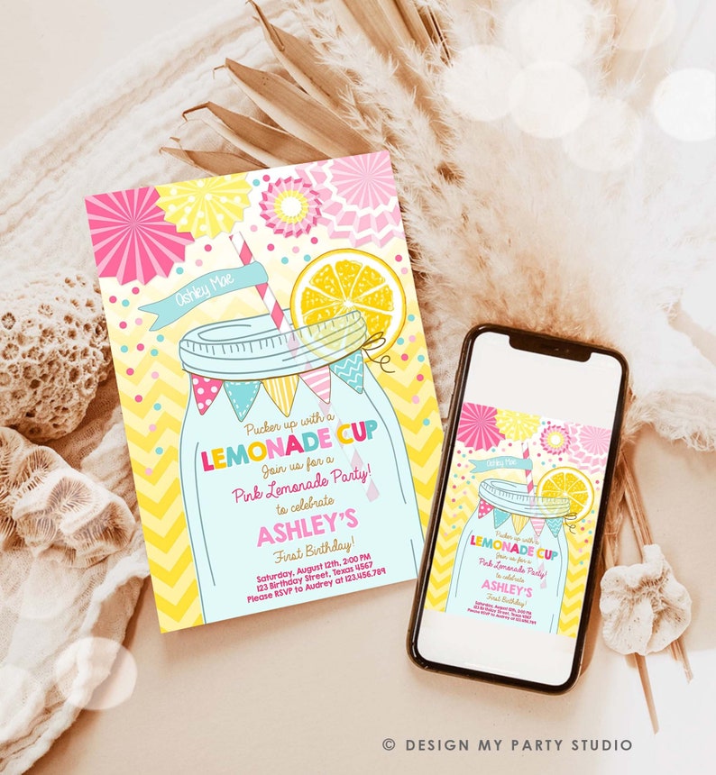 Pode incluir: Um convite rosa e amarelo para uma festa de primeiro anivers&aacute;rio com tema de limonada. O convite apresenta um frasco de vidro cheio de limonada e uma fatia de lim&atilde;o. O texto do convite diz: "Pucker up with a Lemonade Cup Join us for a Pink Lemonade Party! to celebrate Ashley's First Birthday! Saturday, August 12th, 2:00 PM 123 Birthday Street, Texas 4567 Please RSVP to Audrey of 23.456.709"