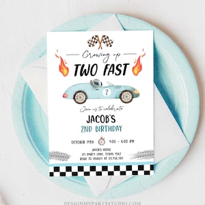 Op de afbeelding: Een blauwe en witte raceauto-verjaardagsuitnodiging met vlammen en geblokte vlaggen. De uitnodiging zegt "Growing up Two Fast" en "Jacob's 2nd Birthday".