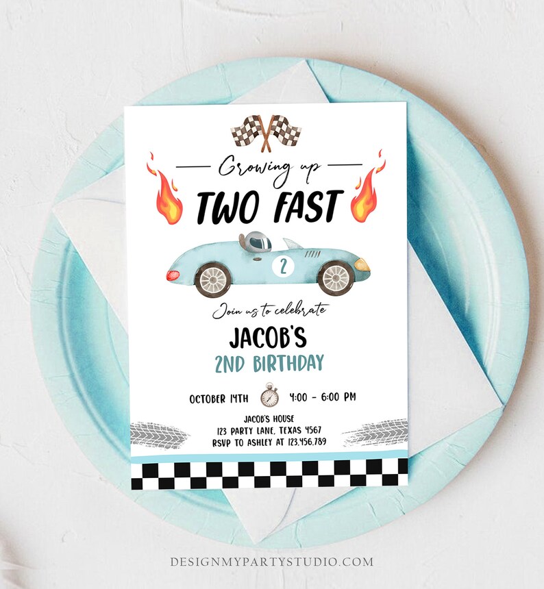Op de afbeelding: Een blauwe en witte raceauto-verjaardagsuitnodiging met vlammen en geblokte vlaggen. De uitnodiging zegt "Growing up Two Fast" en "Jacob's 2nd Birthday".