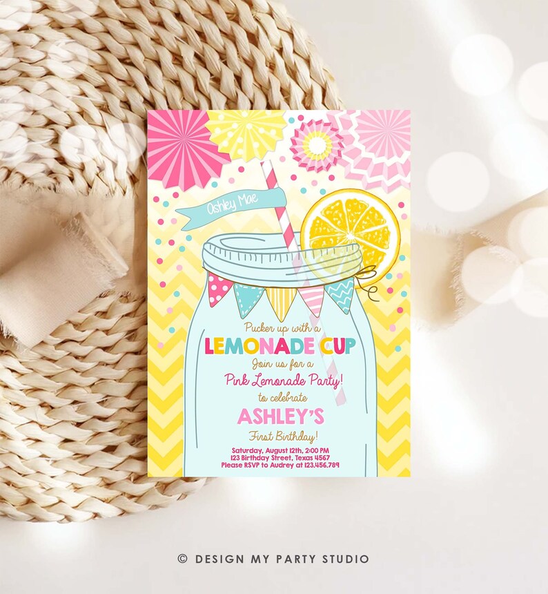 Pode incluir: Um convite para uma festa de limonada rosa e amarela com uma ilustra&ccedil;&atilde;o de desenho animado de um frasco de vidro cheio de limonada. O texto diz "Pucker up with a LEMONADE CUP Join us for a Pink Lemonade Party! to celebrate ASHLEY'S First Birthday! Saturday, August 12th, 2:00 PM 123 Birthday Street, Texas 4567 Please RSVP to Audrey at 123,456,789 DESIGN MY PARTY STUDIO"