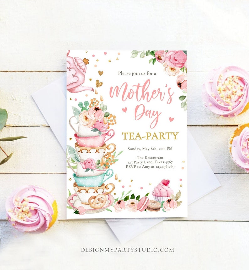 K&ouml;nnte beinhalten: Eine Einladung zur Muttertags-Teeparty mit einem Stapel Teetassen, floralen Akzenten und dem Text "Mother's Day TEA-PARTY". Die Einladung enth&auml;lt Veranstaltungsdetails und RSVP-Informationen. Cupcakes mit rosa Zuckerguss sind im Hintergrund zu sehen.