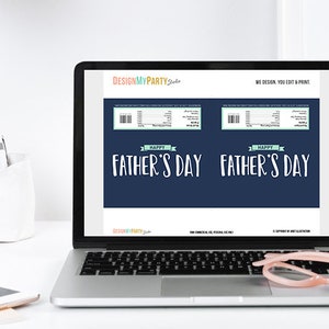 Pu&ograve; includere: Uno schermo di un portatile mostra un modello stampabile di incarto per barretta di cioccolato per la festa del pap&agrave;. Il design digitale blu scuro presenta il testo HAPPY FATHER'S DAY in bianco, un banner azzurro e una tabella nutrizionale.