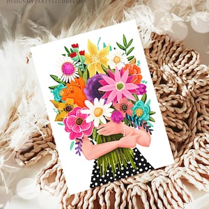 Op de afbeelding: Een kleurrijk boeket bloemen in tinten roze, oranje, geel, paars en wit. De bloemen worden vastgehouden door een persoon die een zwart-wit geblokte jurk draagt.