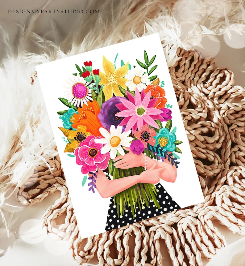 Op de afbeelding: Een kleurrijk boeket bloemen in tinten roze, oranje, geel, paars en wit. De bloemen worden vastgehouden door een persoon die een zwart-wit geblokte jurk draagt.