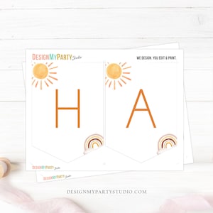 K&ouml;nnte beinhalten: Druckbare Banner mit dem Wort "HA" in orangefarbenen Buchstaben. Das Banner ist mit Sonnen und Regenb&ouml;gen im Boho-Stil verziert. Der Text "WE DESIGN. YOU EDIT & PRINT." befindet sich oben auf dem Banner.