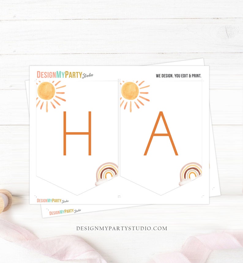 K&ouml;nnte beinhalten: Druckbare Banner mit dem Wort "HA" in orangefarbenen Buchstaben. Das Banner ist mit Sonnen und Regenb&ouml;gen im Boho-Stil verziert. Der Text "WE DESIGN. YOU EDIT & PRINT." befindet sich oben auf dem Banner.