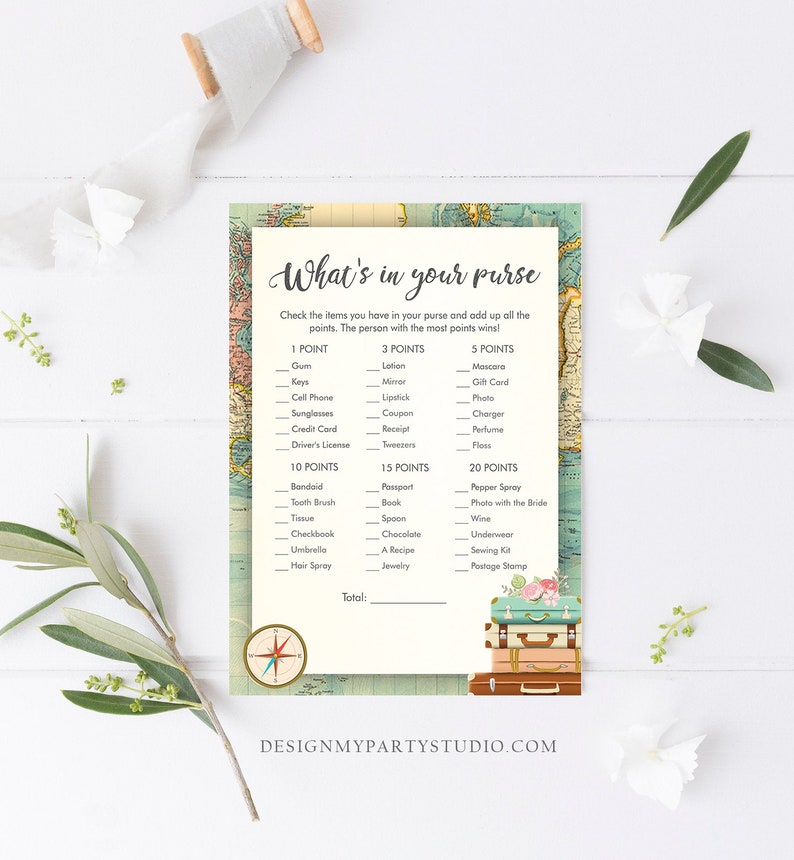 Puede incluir: Una tarjeta de juego imprimible con un fondo de mapa del mundo vintage. El juego se llama "What's in your purse?" y pide a los jugadores que marquen los art&iacute;culos que tienen en su bolso y sumen los puntos. La persona con m&aacute;s puntos gana.