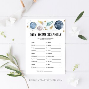 Pu&ograve; includere: Un gioco di baby shower stampabile a tema spaziale. Il gioco si chiama "Baby Word Scramble" e chiede ai giocatori di decifrare 20 parole relative ai bambini. Il gioco presenta uno schema di colori blu, verde e oro con illustrazioni di pianeti, stelle e un razzo.