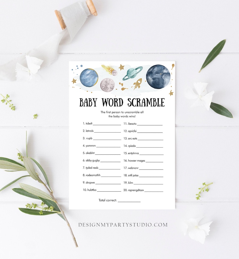 Pu&ograve; includere: Un gioco di baby shower stampabile a tema spaziale. Il gioco si chiama "Baby Word Scramble" e chiede ai giocatori di decifrare 20 parole relative ai bambini. Il gioco presenta uno schema di colori blu, verde e oro con illustrazioni di pianeti, stelle e un razzo.