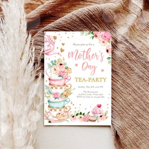 K&ouml;nnte beinhalten: Eine Einladung zur Muttertags-Teeparty mit einem Stapel Teetassen, floralen Akzenten und dem Text "Mother's Day TEA-PARTY". Die Einladung enth&auml;lt Datum, Uhrzeit und RSVP-Informationen. Das Design zeigt rosa, goldene und t&uuml;rkisfarbene Farben.