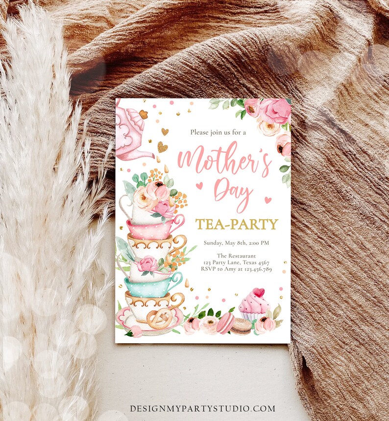 K&ouml;nnte beinhalten: Eine Einladung zur Muttertags-Teeparty mit einem Stapel Teetassen, floralen Akzenten und dem Text "Mother's Day TEA-PARTY". Die Einladung enth&auml;lt Datum, Uhrzeit und RSVP-Informationen. Das Design zeigt rosa, goldene und t&uuml;rkisfarbene Farben.
