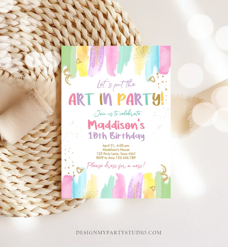 K&ouml;nnte beinhalten: Eine farbenfrohe Einladung zu einer Kunstparty. Die Einladung zeigt einen Aquarellhintergrund mit goldenen Glitzerakzenten. Der Text lautet "Let's put the ART IN PARTY!" und "Join us to celebrate Maddison's 10th Birthday".