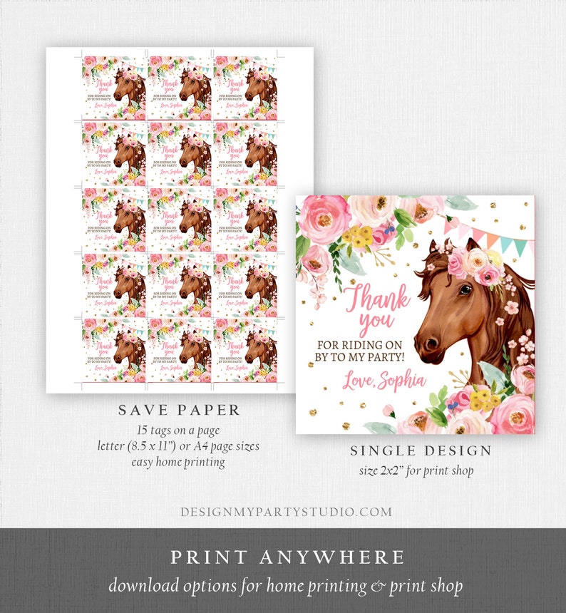 Puede incluir: Etiquetas de agradecimiento imprimibles con un caballo marr&oacute;n con una corona floral rosa. Las etiquetas tienen un dise&ntilde;o floral rosa y blanco con detalles de purpurina dorada. El texto en las etiquetas dice "&iexcl;Gracias por venir a mi fiesta! Con cari&ntilde;o, Sophia".