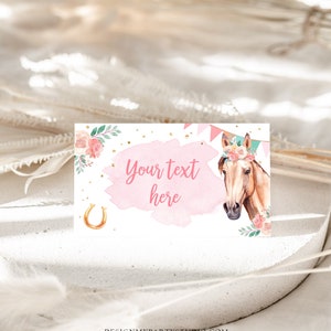 K&ouml;nnte beinhalten: Rosa-wei&szlig;er druckbarer Geschenkanh&auml;nger mit Aquarellhintergrund, einem goldenen Hufeisen und einem Cartoon-Pferd mit Blumenkrone. Der Text "Your text here" steht auf dem Anh&auml;nger.