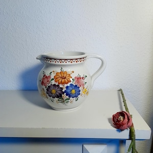 Könnte beinhalten: Ein Set aus drei Keramikbechern mit gesprenkelter, matter Oberfläche. Die Becher sind in den Farbtönen Creme, Hellgrau und Dunkelgrau gehalten. Jeder Becher hat ein schlichtes, minimalistisches Design, ideal für Kaffee oder Tee.