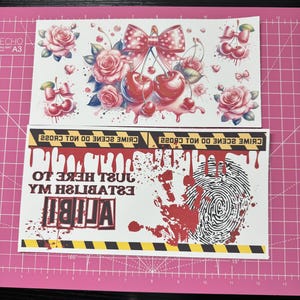 K&ouml;nnte beinhalten: Ein digitaler druckbarer Designbogen mit zwei Bildern. Das erste Bild ist eine rosa-wei&szlig;e Schleife mit Kirschen und Rosen. Das zweite Bild ist ein blutiger Handabdruck mit dem Text "ALIBI ESTABLISH MY HERE TO JUST CROSS NOT DO SCENE CRIME CROSS NOT DO SCENE CRIME".