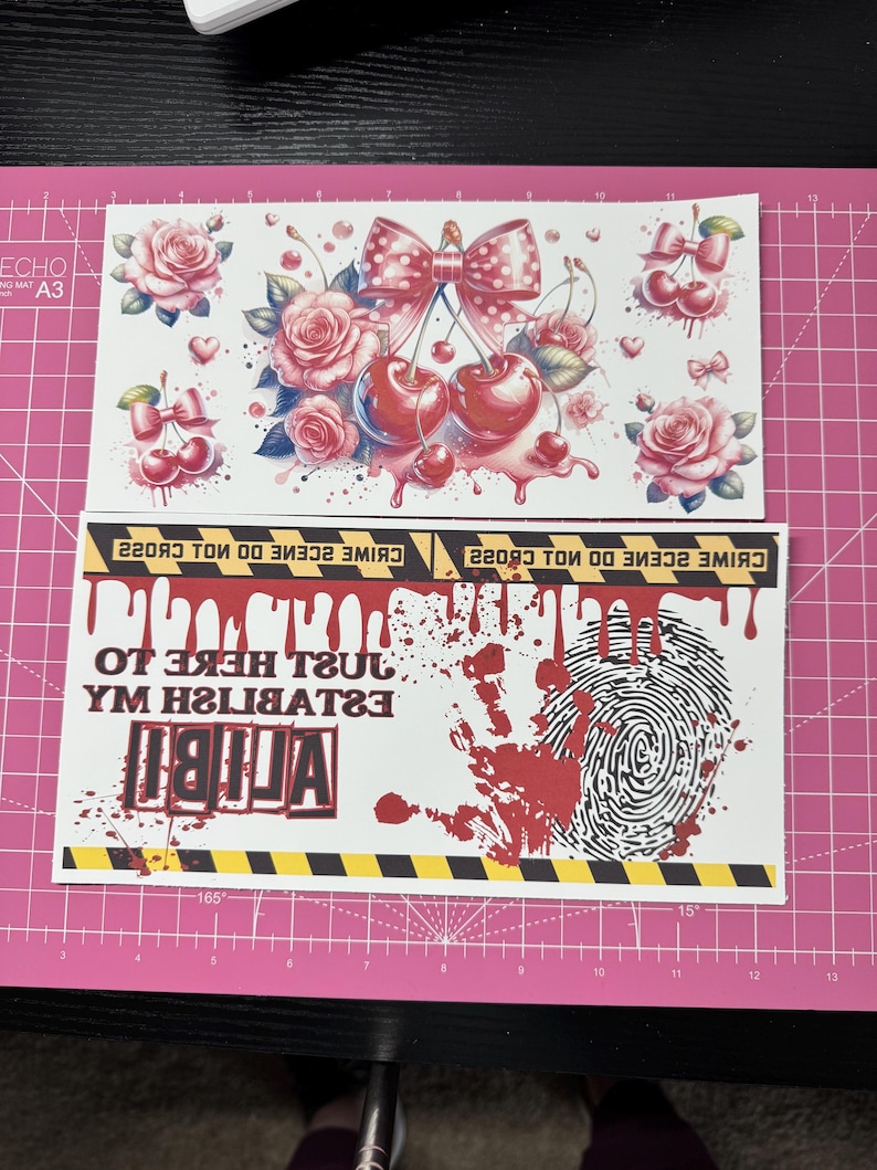 K&ouml;nnte beinhalten: Ein digitaler druckbarer Designbogen mit zwei Bildern. Das erste Bild ist eine rosa-wei&szlig;e Schleife mit Kirschen und Rosen. Das zweite Bild ist ein blutiger Handabdruck mit dem Text "ALIBI ESTABLISH MY HERE TO JUST CROSS NOT DO SCENE CRIME CROSS NOT DO SCENE CRIME".