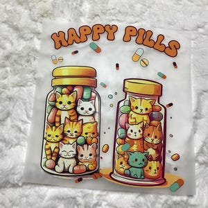 Puede incluir: Dos frascos de vidrio llenos de gatos de dibujos animados y p&iacute;ldoras. Los frascos est&aacute;n etiquetados como "Happy Pills".