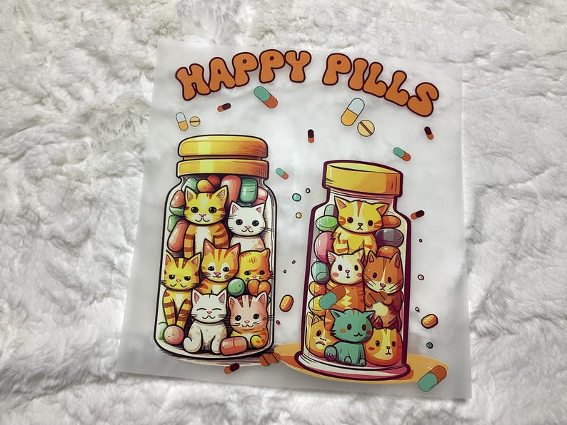 Puede incluir: Dos frascos de vidrio llenos de gatos de dibujos animados y p&iacute;ldoras. Los frascos est&aacute;n etiquetados como "Happy Pills".