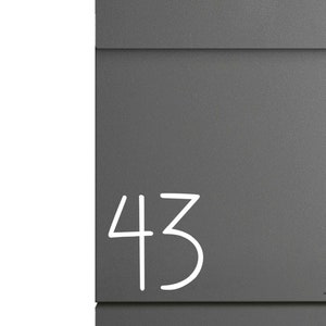 Könnte beinhalten: Ein grauer Metallbriefkasten mit der Nummer 43 in weiß auf der Vorderseite.