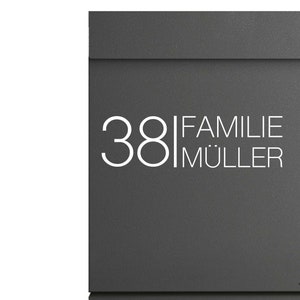 Könnte beinhalten: Ein grauer Briefkasten mit der Nummer "38" und dem Text "Familie Müller" darauf.