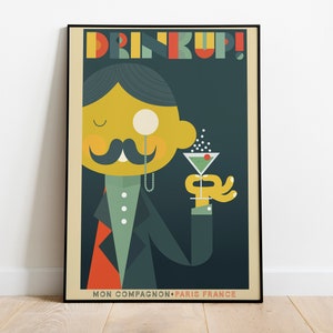 Può includere: Un poster in stile retrò con un'illustrazione di un uomo con un monocle e baffi che tiene un bicchiere di martini. Il poster è intitolato "Drink Up!" e ha il testo "Mon Compagnon Paris France" in basso.