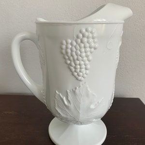 Indiana Colony Harvest Grape Milk Glass Kruik