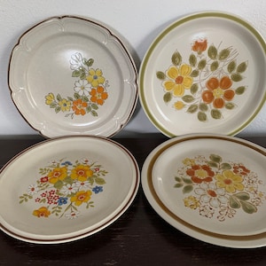 Assiette à dîner vintage en grès floral vintage dépareillé Set de quatre (4)