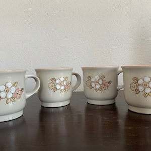 Vintage Hearthside Chantilly Fleur de Bois Set van Vier (4) Steengoed Mokken