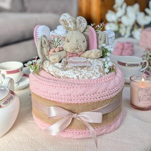 Torta di pannolini di lusso con rose decorative di Beatrix Potter