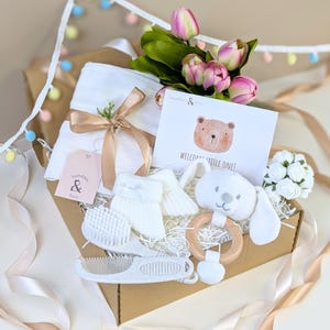 Lindo chocalho de coelho, caixa de presente para recém-nascido, cesta para recém-nascido, presente de chá de bebê, cesta para novas mamães, presente de maternidade, presente para recém-nascido, cesta para bebê