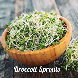 Puede incluir: Un bol de madera lleno de brotes de br&oacute;coli frescos y verdes. Los brotes son largos y delgados, con ra&iacute;ces blancas.