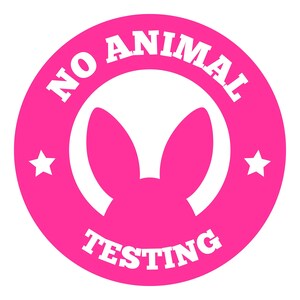 Pu&ograve; includere: Cerchio rosa con testo bianco che dice "NO ANIMAL TESTING" e una silhouette di coniglio bianco al centro. Due stelle bianche sono su entrambi i lati del coniglio.