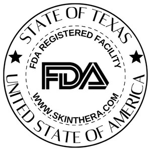 Pu&ograve; includere: Sigillo circolare in bianco e nero con il testo "State of Texas FDA Registered Facility United State of America" e il logo della FDA. &Egrave; incluso anche il testo "www.skitheria.com".