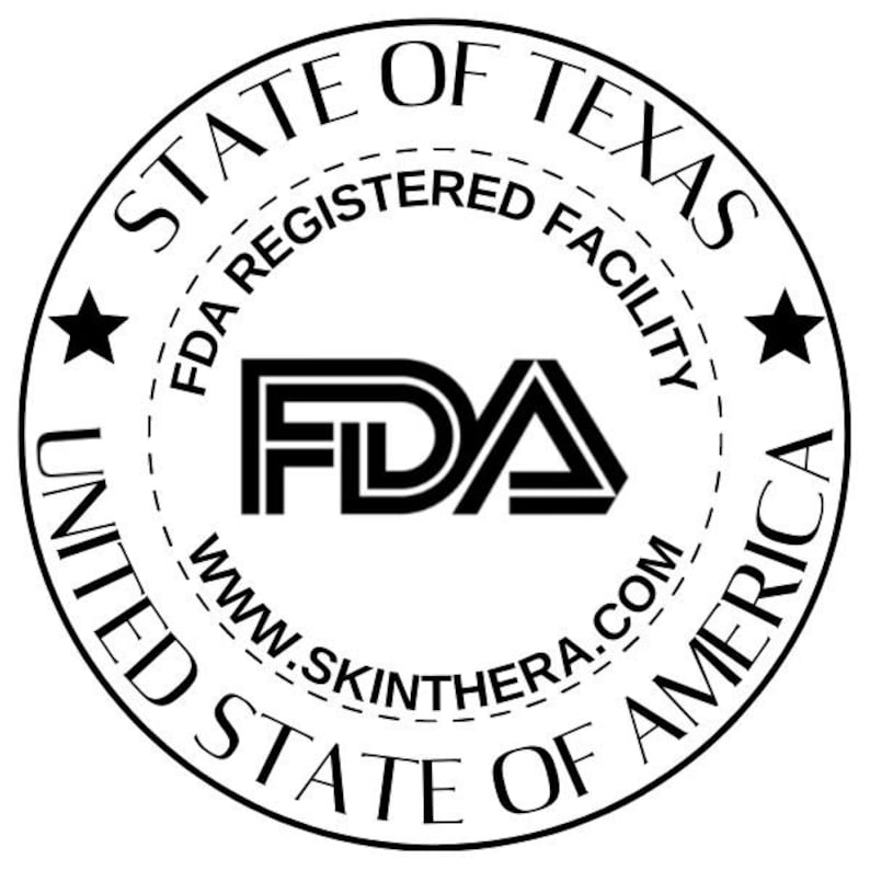 Pu&ograve; includere: Sigillo circolare in bianco e nero con il testo "State of Texas FDA Registered Facility United State of America" e il logo della FDA. &Egrave; incluso anche il testo "www.skitheria.com".