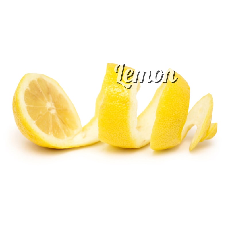 Puede incluir: Una c&aacute;scara de lim&oacute;n amarilla enrollada en espiral. La c&aacute;scara est&aacute; sobre un fondo blanco. La palabra "Lemon" est&aacute; escrita en letras amarillas sobre la c&aacute;scara.