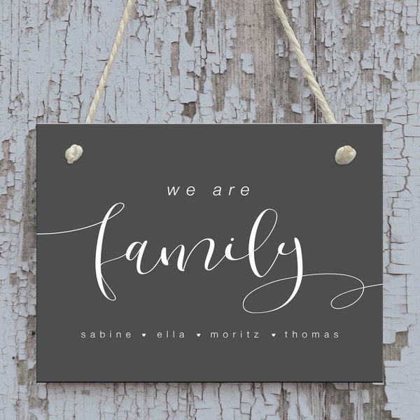 Personalisiertes Schild We are Family dunkelgrau, We are Family Schild personalisiert, personalisiertes Holzschild, Geschenk zum Einzug