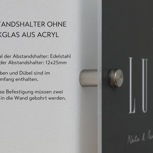 Personalisiertes Türschild für den Eingangsbereich. Befestigungsvariante mit Abstandshalter ohne Deckglas.