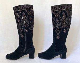 1967 Bottes Charles Jourdan en velours noir avec broderie florale en lamé doré. Taille IT39,5