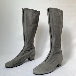 1960&#39;s grey suede gogo boots with front zipper. Size IT38.5
