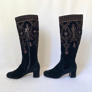 1967 Charles Jourdan black velvet boots with gold lamè floral embroidery. Size IT39.5