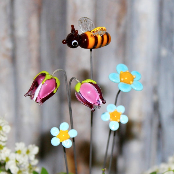 Blumenstecker aus Muranoglas; Vergissmeinnicht, Biene, Glockenblume; Glas, Lampwork, Glasfigur auf Metallstab, handgefertigt von PERSICO