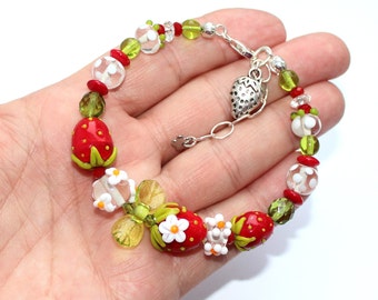 Armband "Erdbeer-Sommer" mit Anhänger, Glasperlen, Silber, Erdbeere, Blüte, Lampwork, handgefertigt von PERSICO