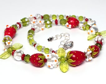 Kette "Erdbeer-Sommer", Glasperlen, Muranoglas, Silber, Erdbeere, Blüte, Lampwork, handgefertigt von PERSICO